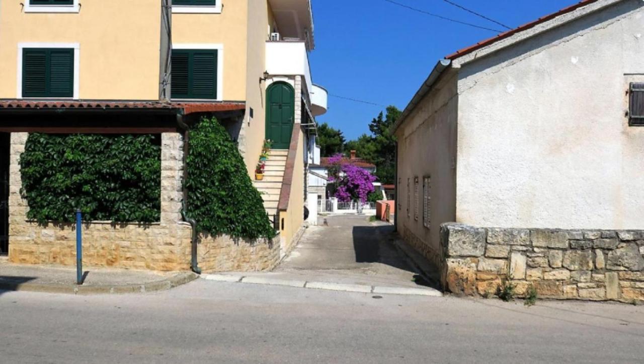 Zora - Family Near Protected Area Of The Nature Park Kamenjak, With Yard, Wifi, Air-con * Premantura