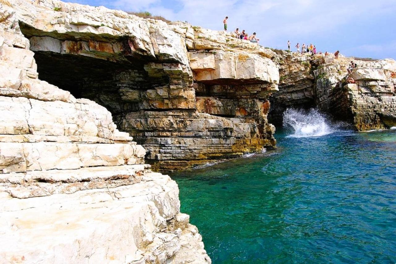 Zora - Family Near Protected Area Of The Nature Park Kamenjak, With Yard, Wifi, Air-con Premantura