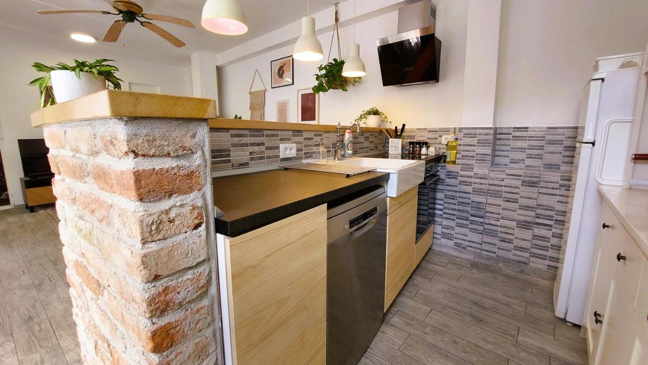 Zora - Family Near Protected Area Of The Nature Park Kamenjak, With Yard, Wifi, Air-con * Premantura